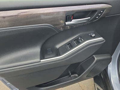 2023 Toyota Highlander Hybrid Platinum