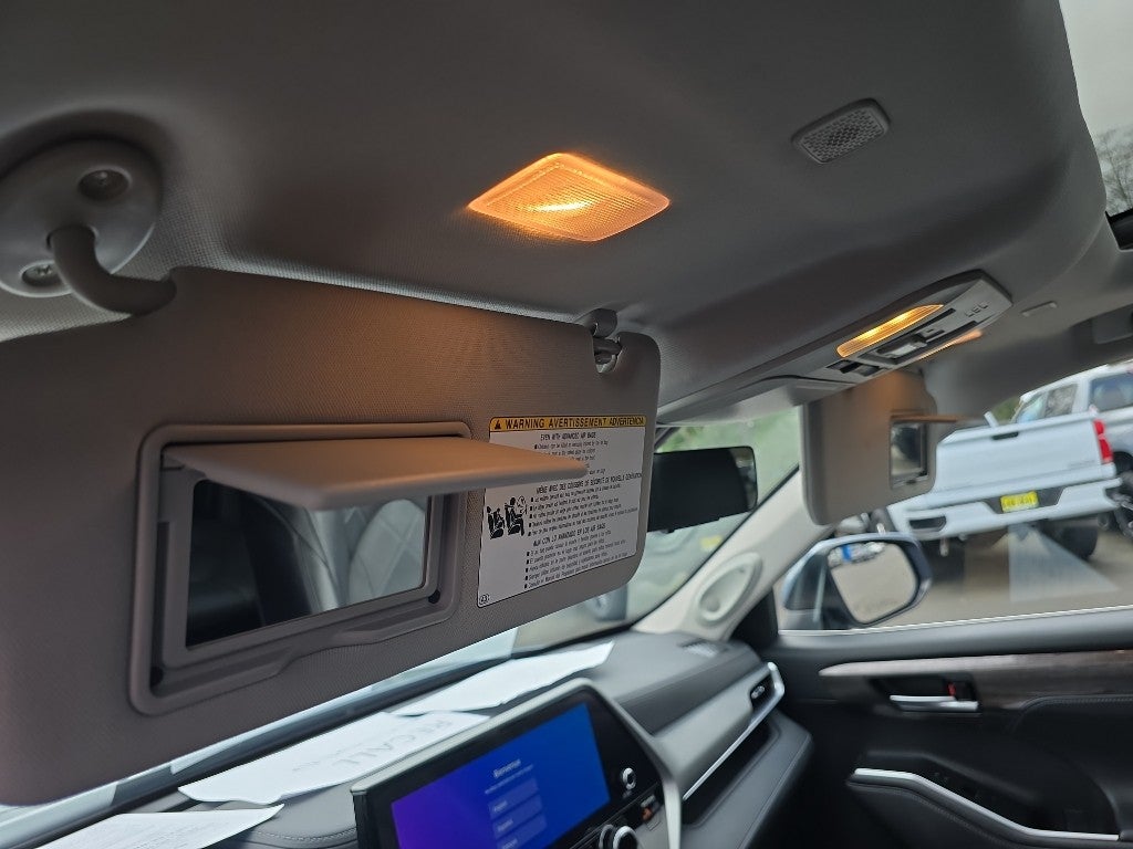 2023 Toyota Highlander Hybrid Platinum