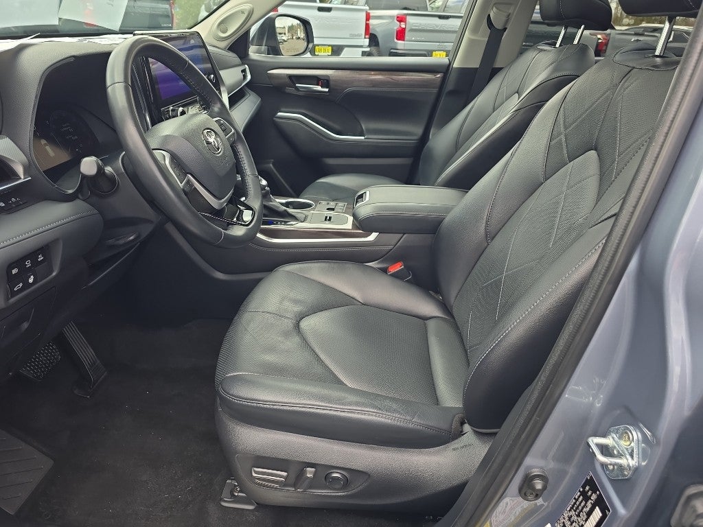 2023 Toyota Highlander Hybrid Platinum