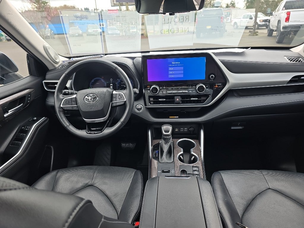 2023 Toyota Highlander Hybrid Platinum