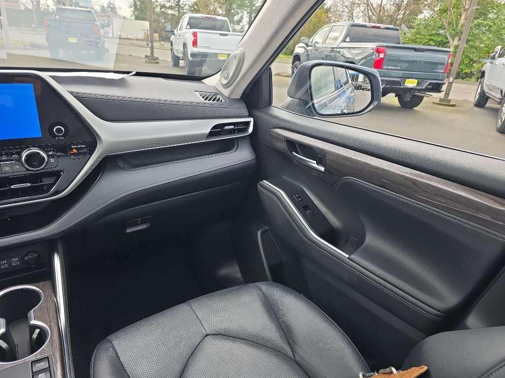 2023 Toyota Highlander Hybrid Platinum