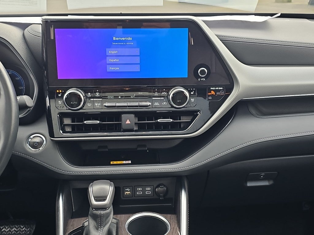 2023 Toyota Highlander Hybrid Platinum