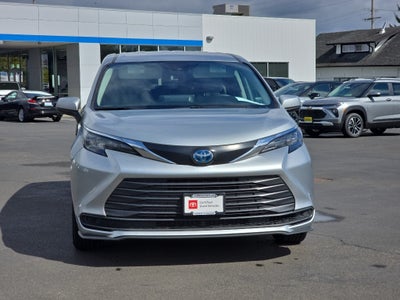 2024 Toyota Sienna LE