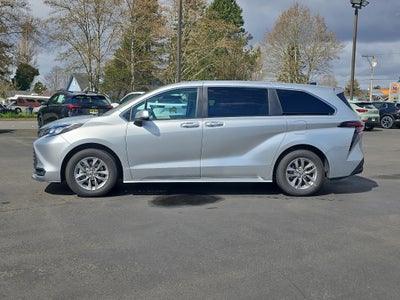 2024 Toyota Sienna LE