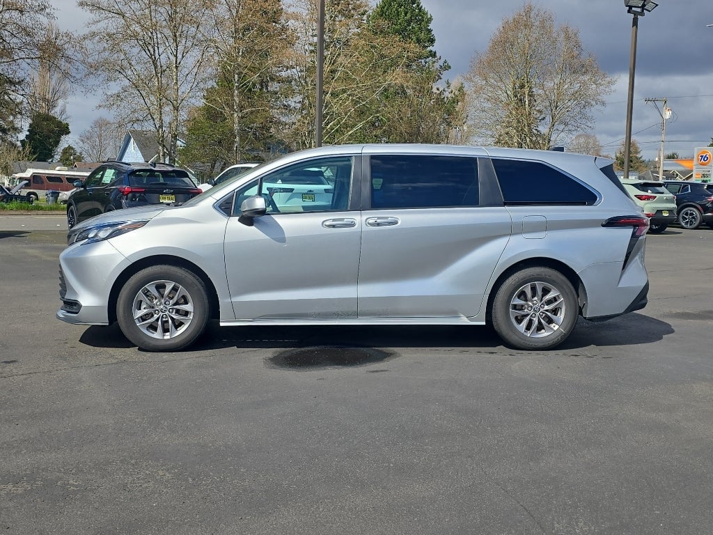 2024 Toyota Sienna LE