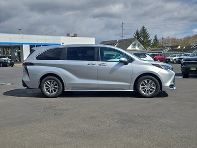 2024 Toyota Sienna LE