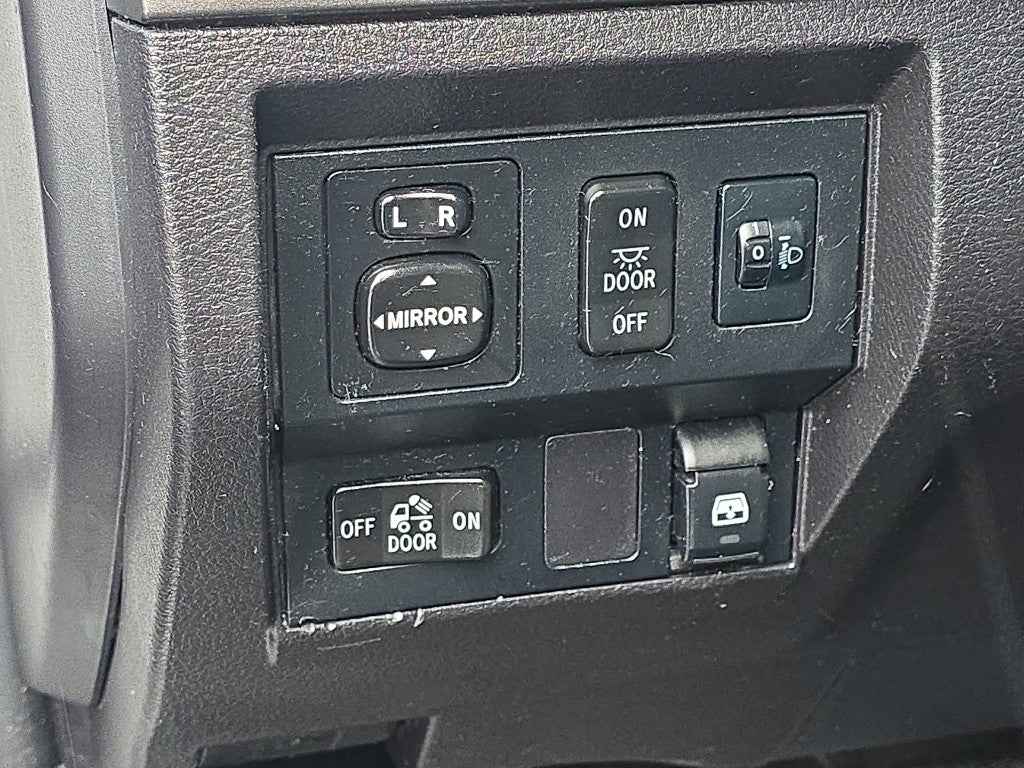 2014 Toyota Tundra 4WD Truck SR5